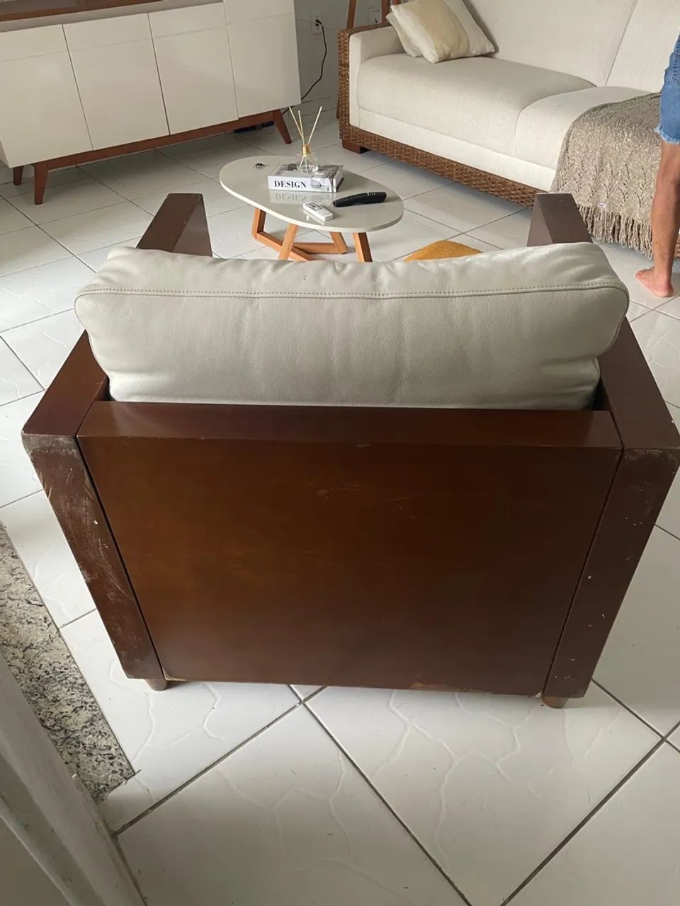 Poltrona de madeira e couro418478667292354563