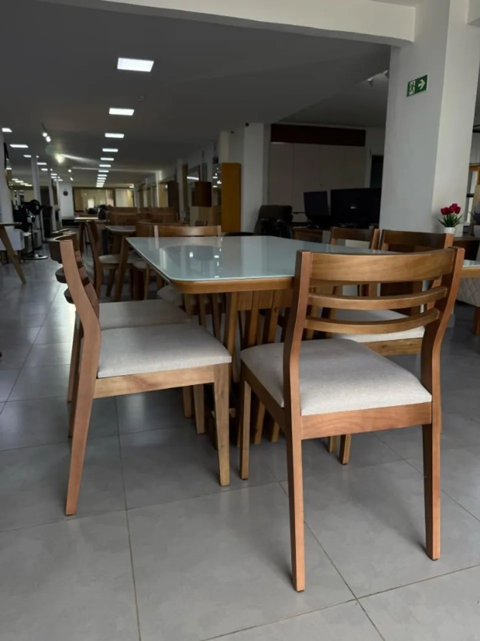 MESA ELENA + CADEIRAS FABRICIA **NOVANA CAIXA**