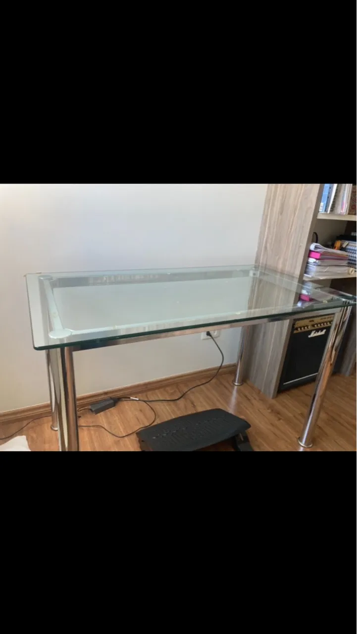 Mesa de vidro com estrutura em aluminio