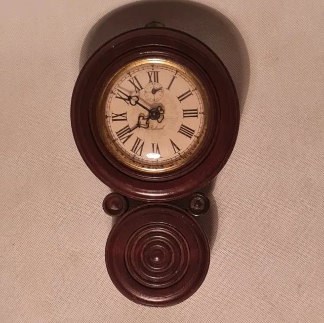Antigo relógio despertador de parede de madeira nobre, dito 