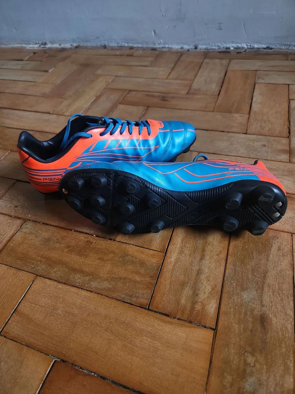 Chuteiras de Futebol Azul e Laranja