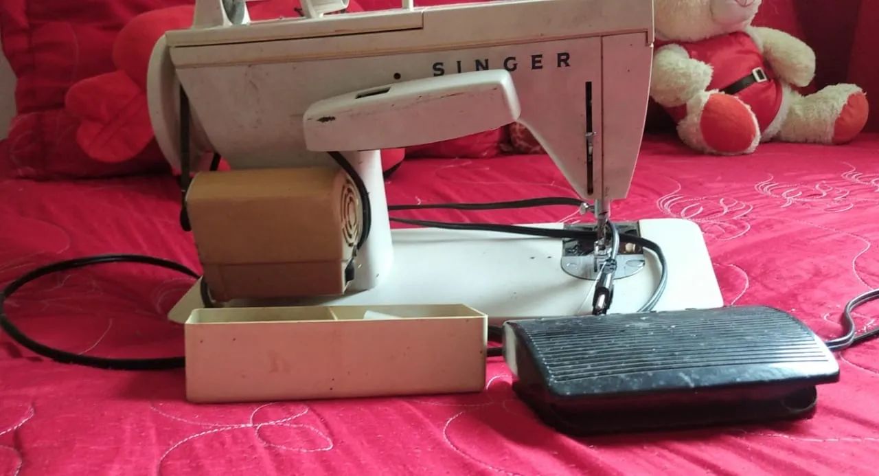 Máquina de Costura Singer - Foto 2