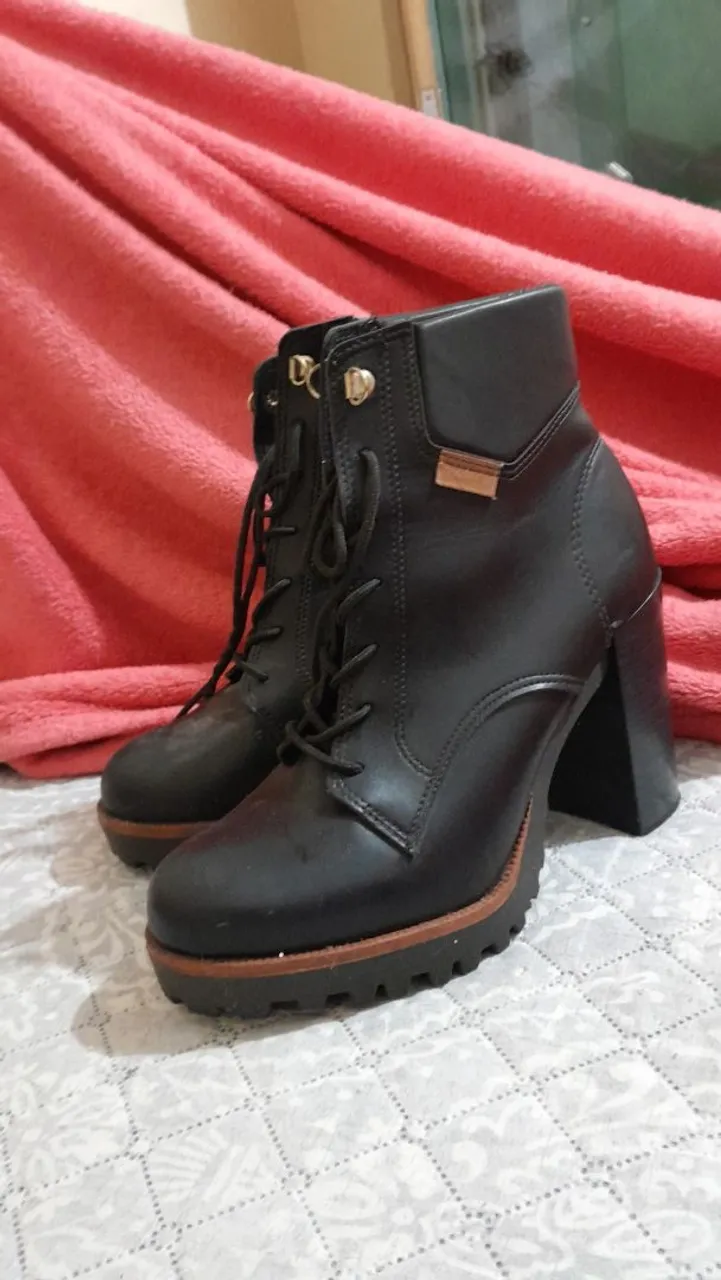 Bota feminina cano curto salto bloco