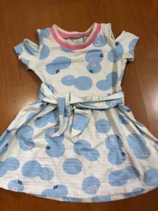 Lote roupas menina 2/3 anos, 3 vestidos e 1 conjunto - Foto 5