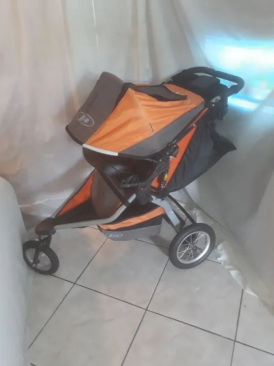 Carrinho de bebê três rodas. R$ 400,00. - Foto 5