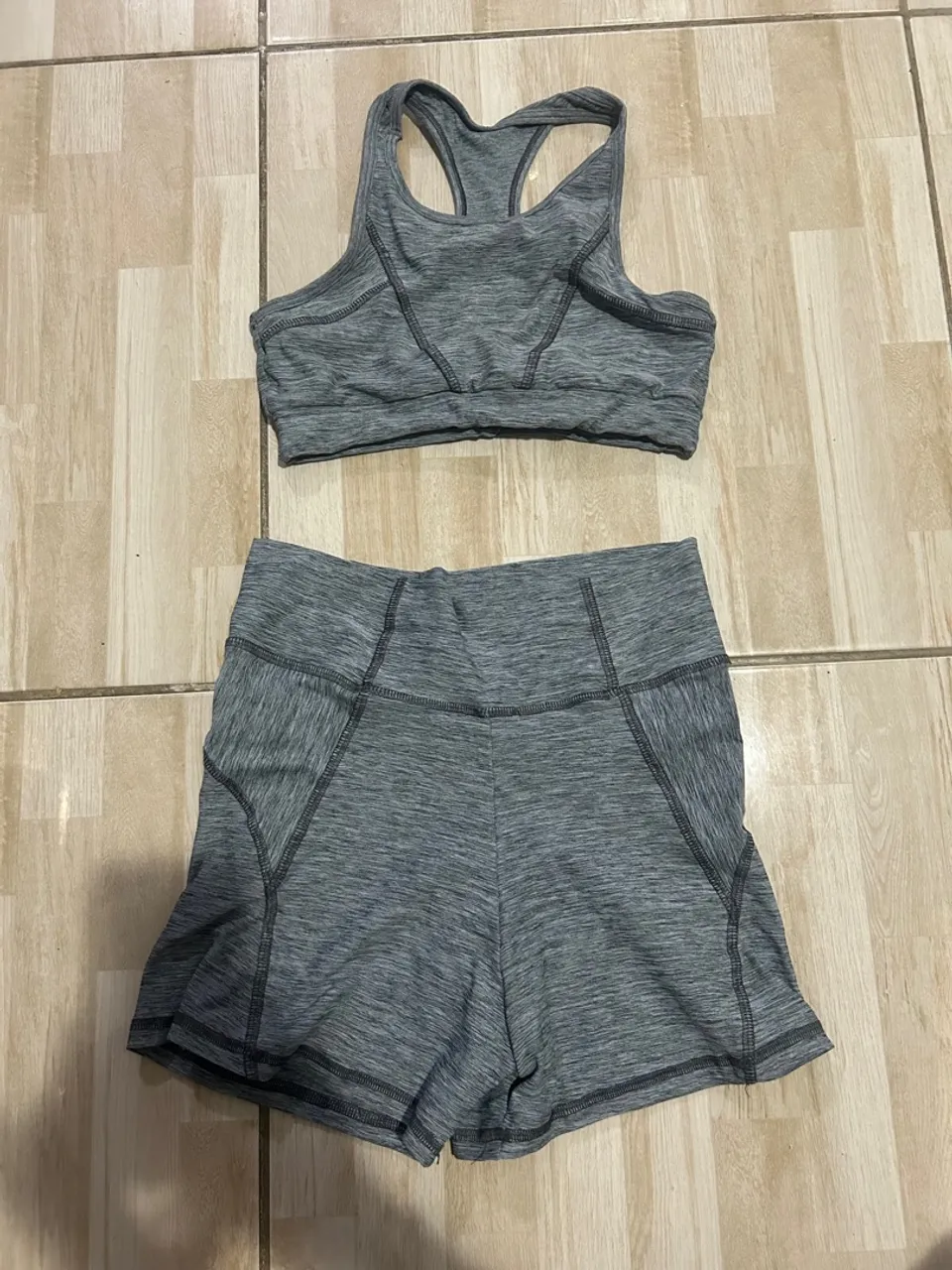 Conjunto Esportivo Feminino - Top e Shorts