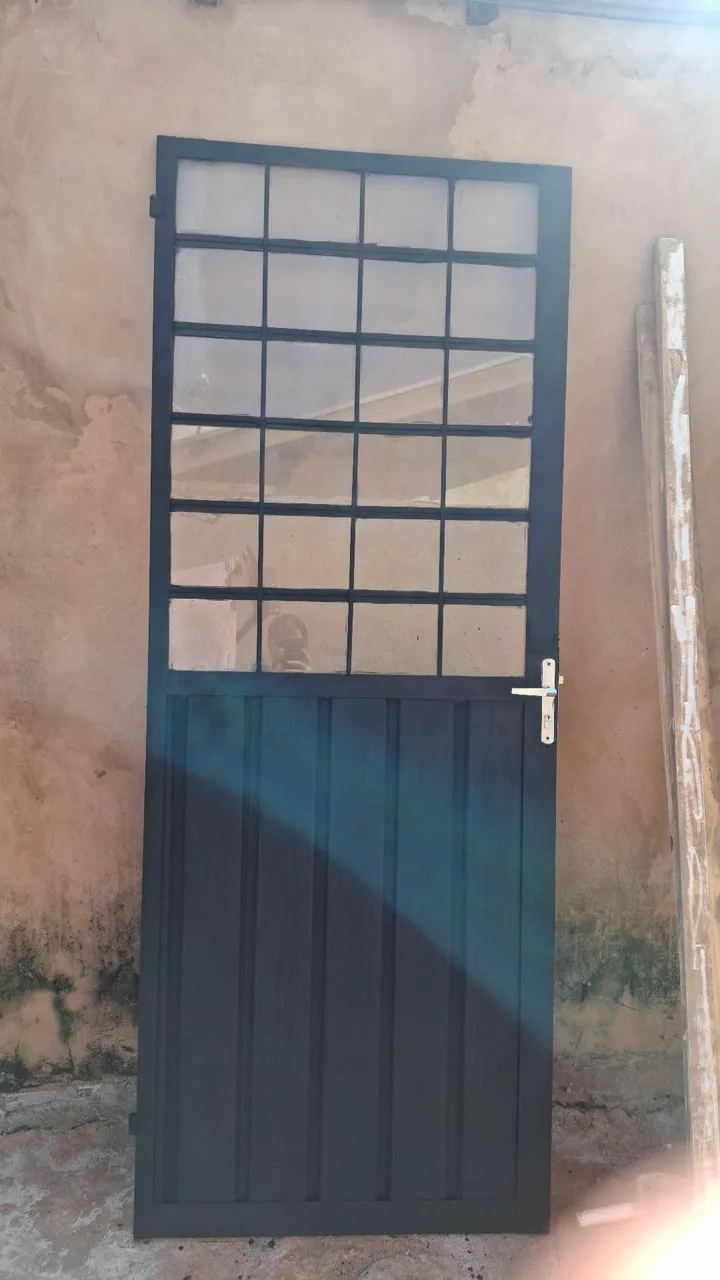 Porta de Aço com Vidro - Design Moderno