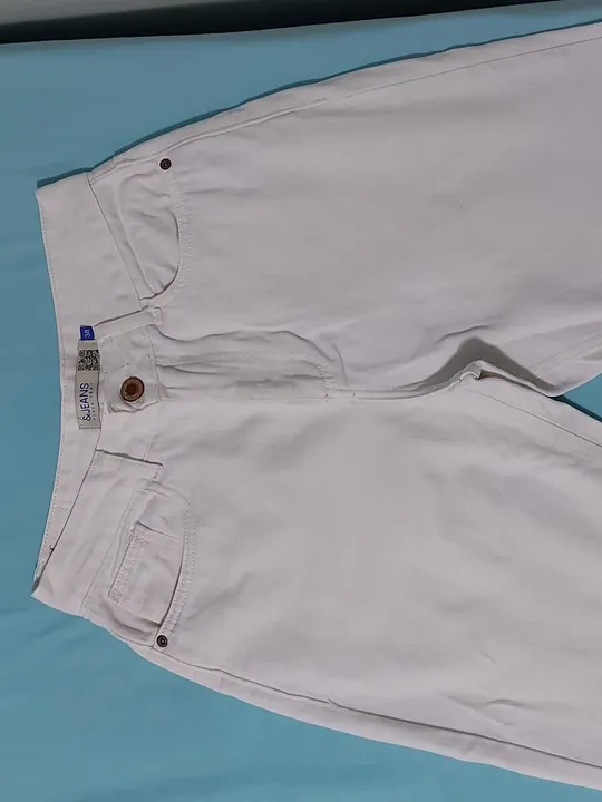 Calça off white em sarja.