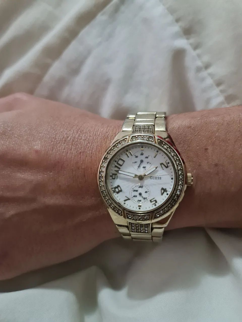 Relógio Guess Dourado com Strass - Elegância e Sofisticação