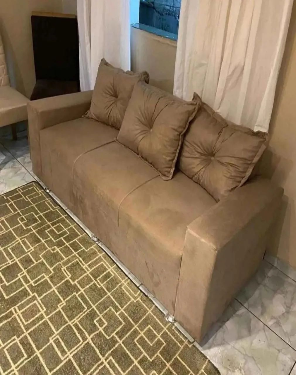 SOFÁ 3 LUGARES COM ALMOFADAS 