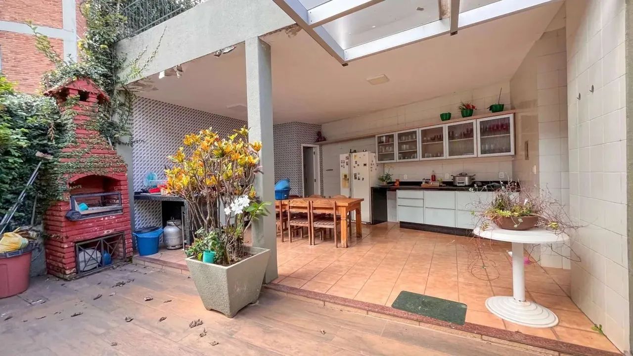 Casa no Santa Lúcia com 541m², 4 quartos, 2 suítes, 5 banheiros e 4 vagas
