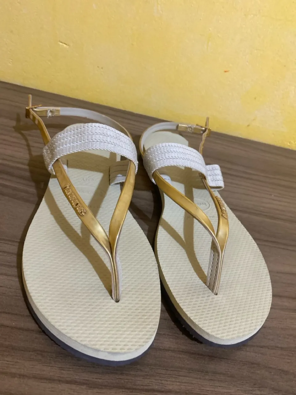 Sandália Havaianas Feminina - Detalhes Dourados