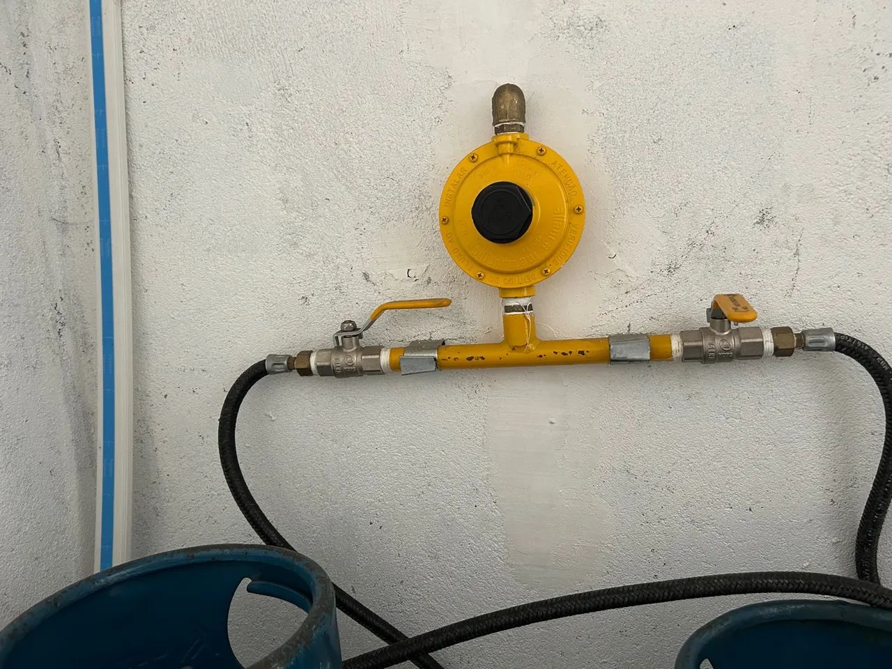 Cilindros de gás com central pra duas saídas.  - Foto 2