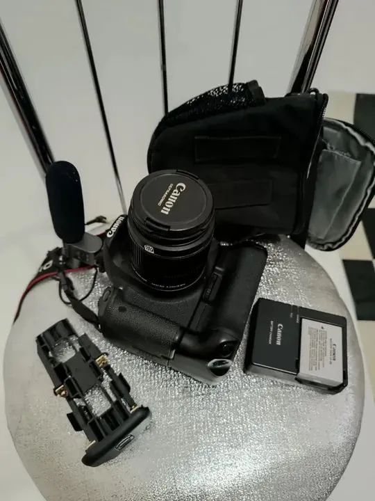 camera canon t5i com lente 18.55 e drive e microfone e um cartão de 16 gigas - Foto 4