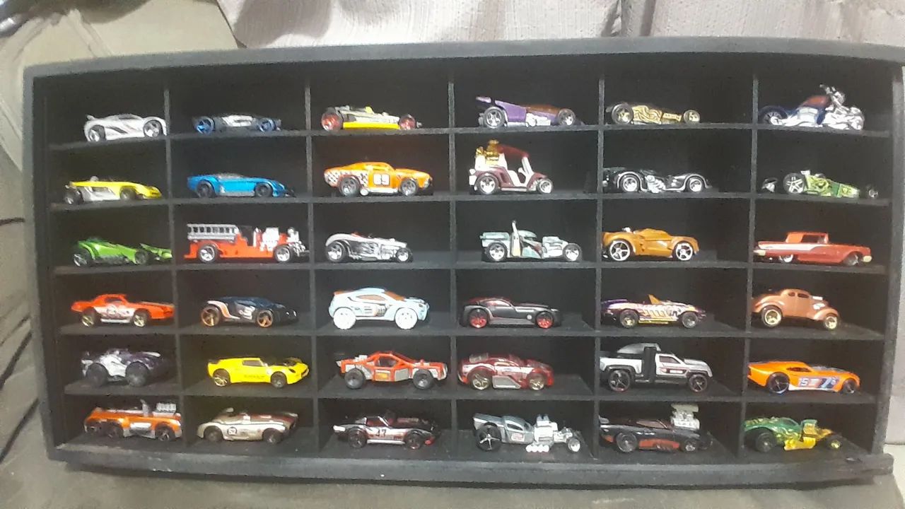 Expositor com 36 miniaturas