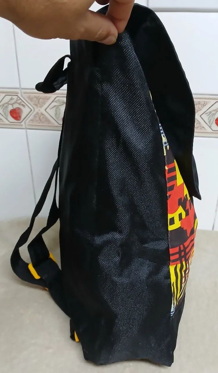 Bolsa e Mochila Térmica Sadia Preta Edição Abstrata<br> - Foto 3