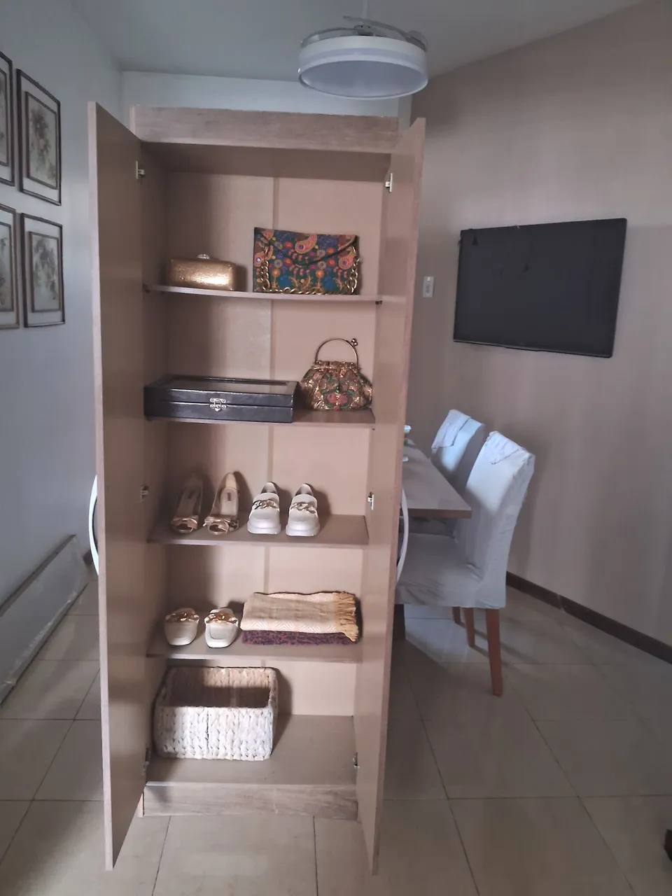 Armário/Sapateira Elegante com Prateleiras 200,00