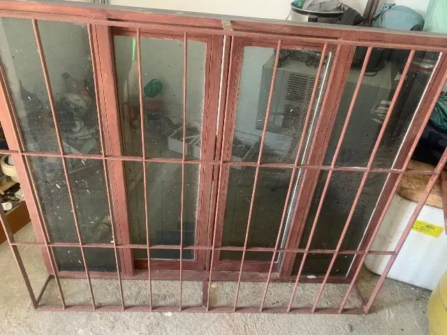 Vendo janela de ferro com grade64842816663041121