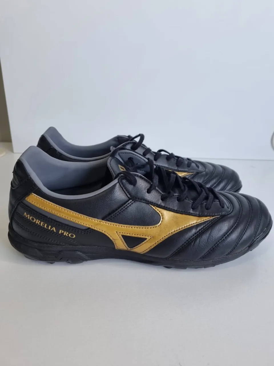 Chuteira Mizuno Morelia Pro Preta e Dourada