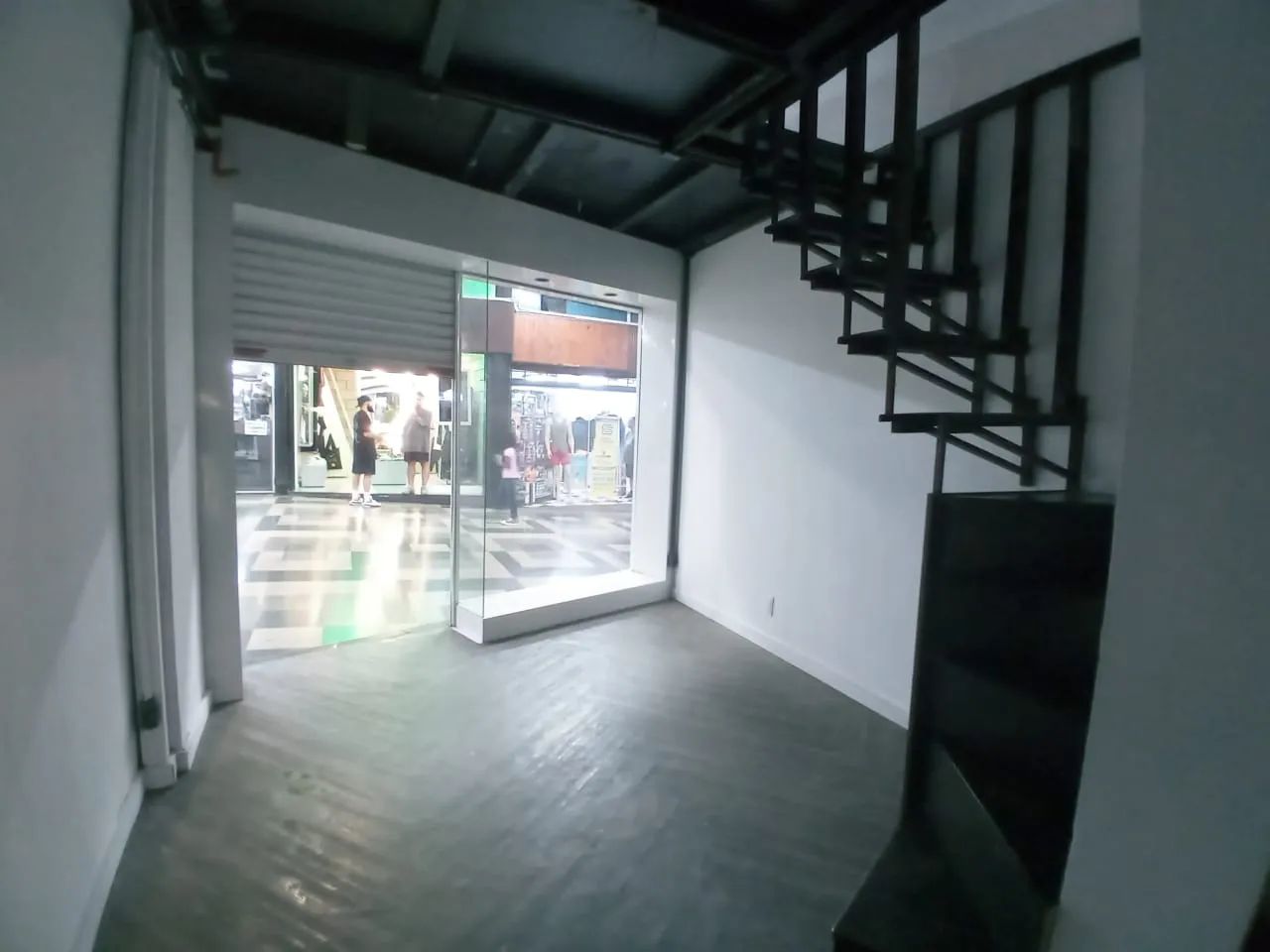Galeria do Rock loja com grande vitrine para locação com banheiro mezanino trocador e espe