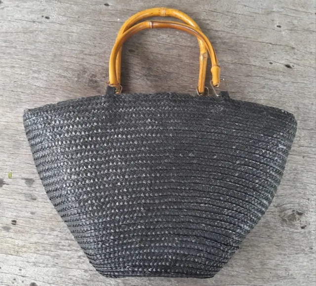 Bolsa informal, confeccionada em palha natural e com alças de bambu, da marca Marcatto