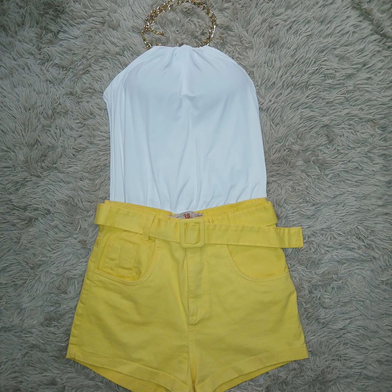 Blusa Branca Com Colar Dourado e Bojo  - Foto 3