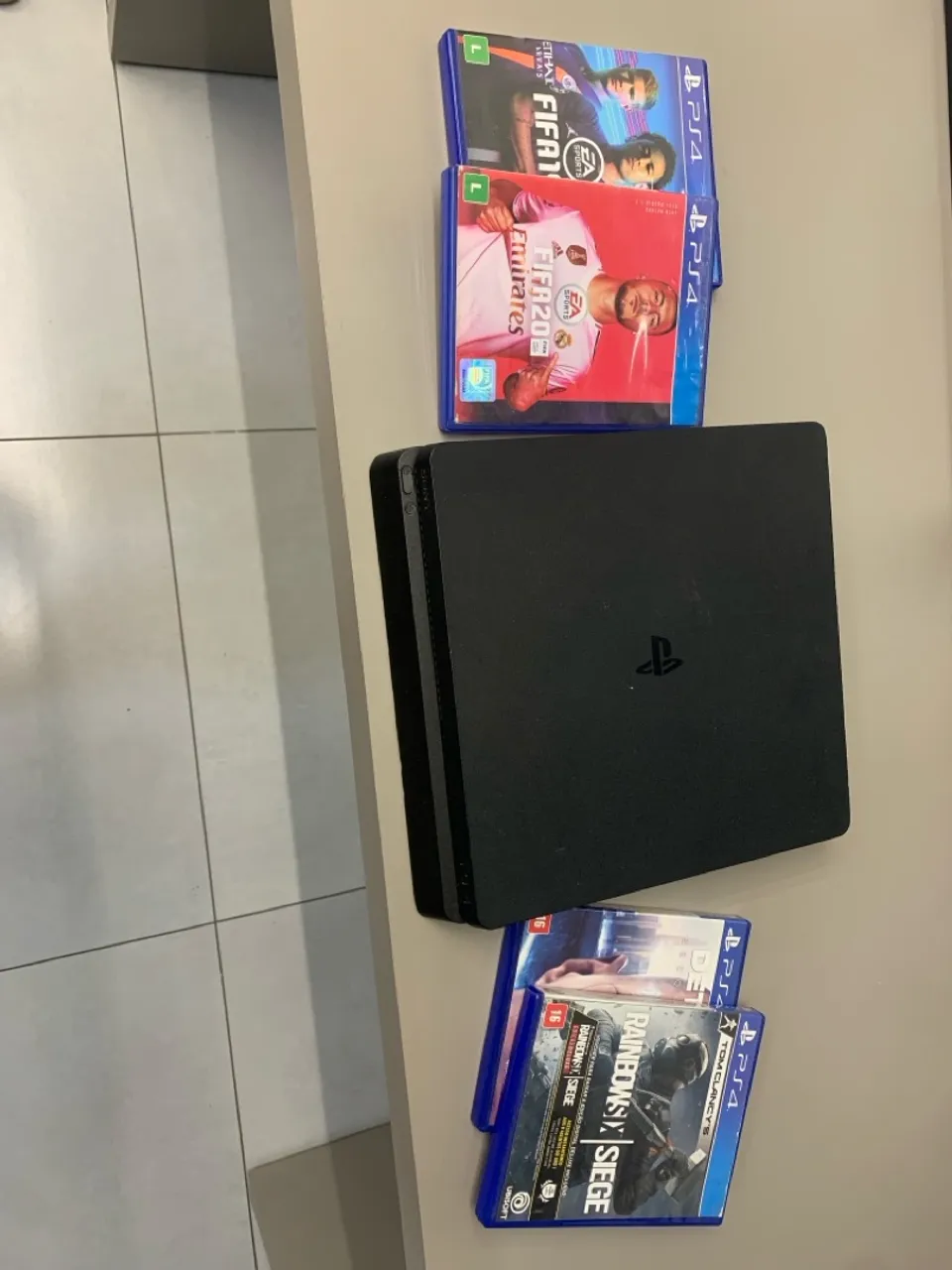 Playstation 4 (PS4) 1tb+ Jogos + controles