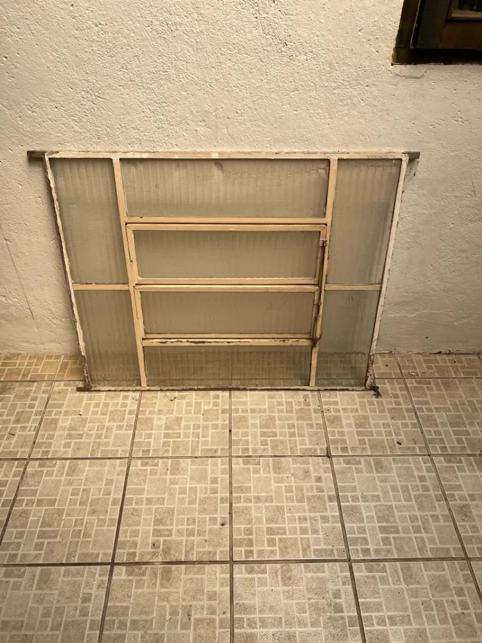 Janela de ferro 98cm x 77cm (usada) - Foto 2