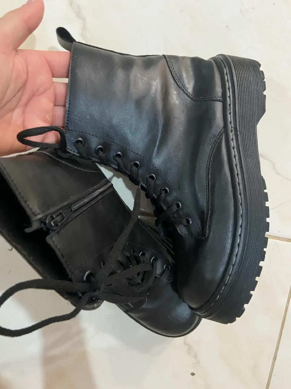 Bota Coturno Feminina Preta - Conforto e Estilo