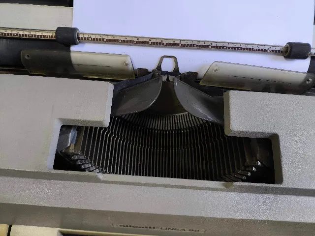 Máquina de escrever Olivetti Linea 98 antiga64231817726722122