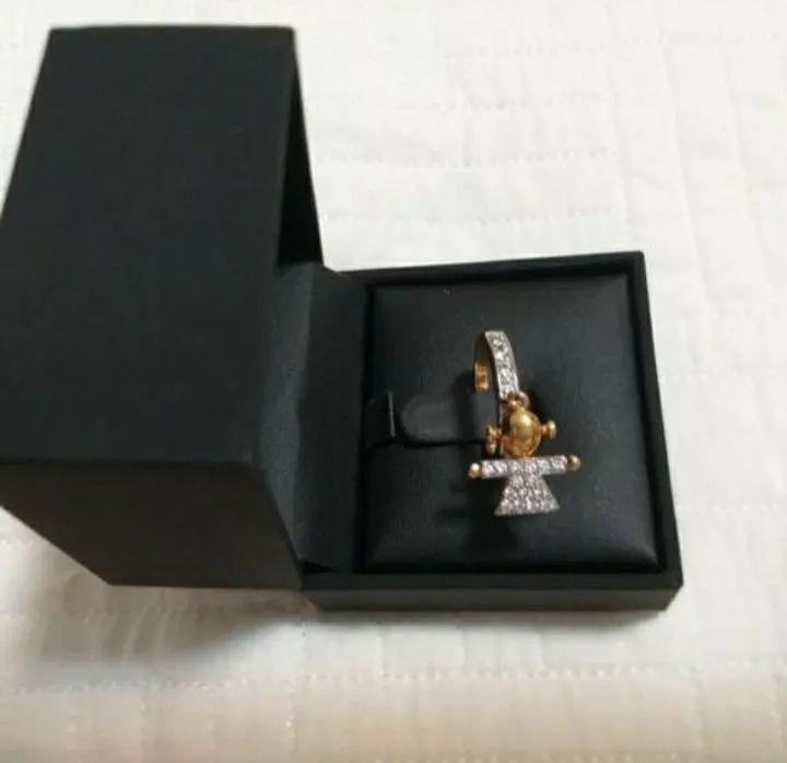ANEL COM PINGENTE "MENINA", COM CRISTAIS E BANHADO A OURO, MARCA ATTRATTIVA. - Foto 4
