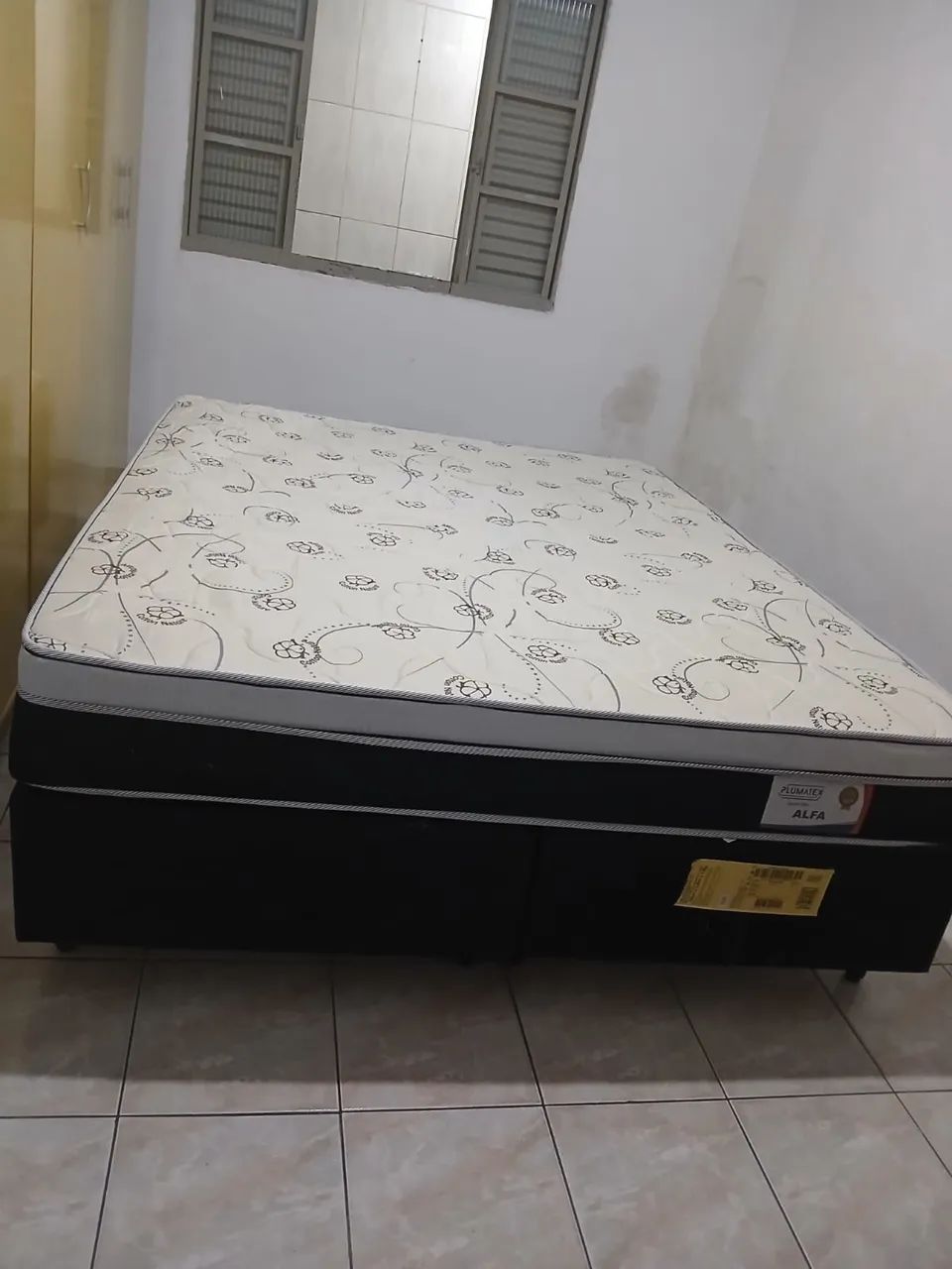 Cama queen seminova 