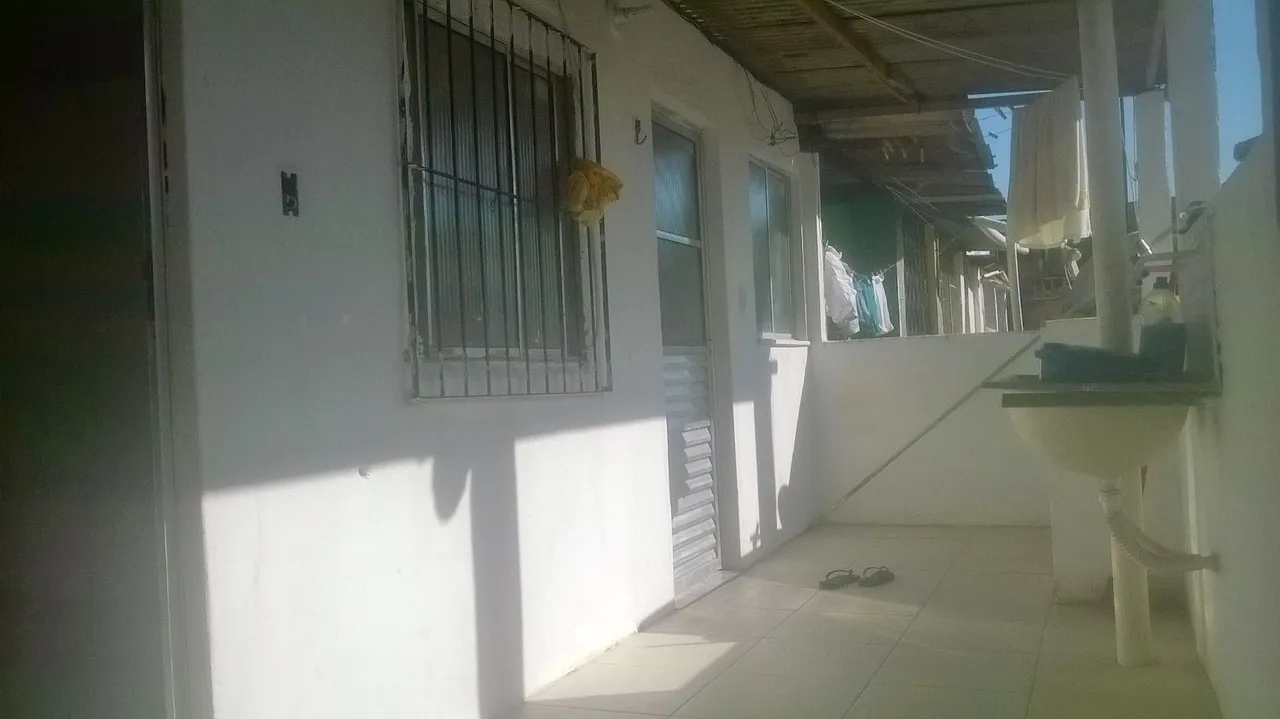 Alugo casa com 1 quarto