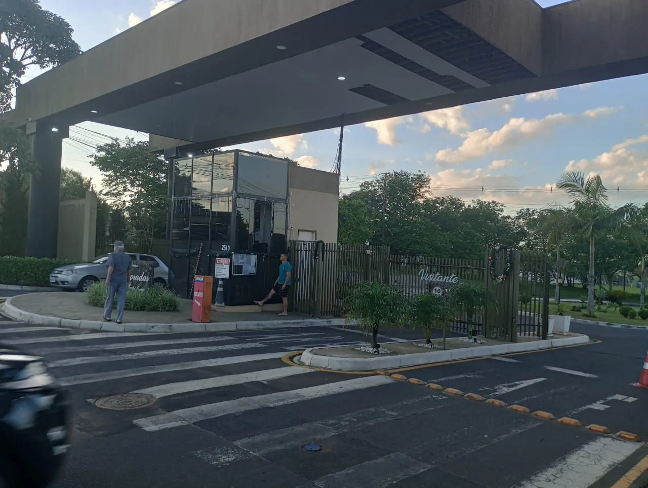 Vendo casa com moveis planejados em condomínio moradasas