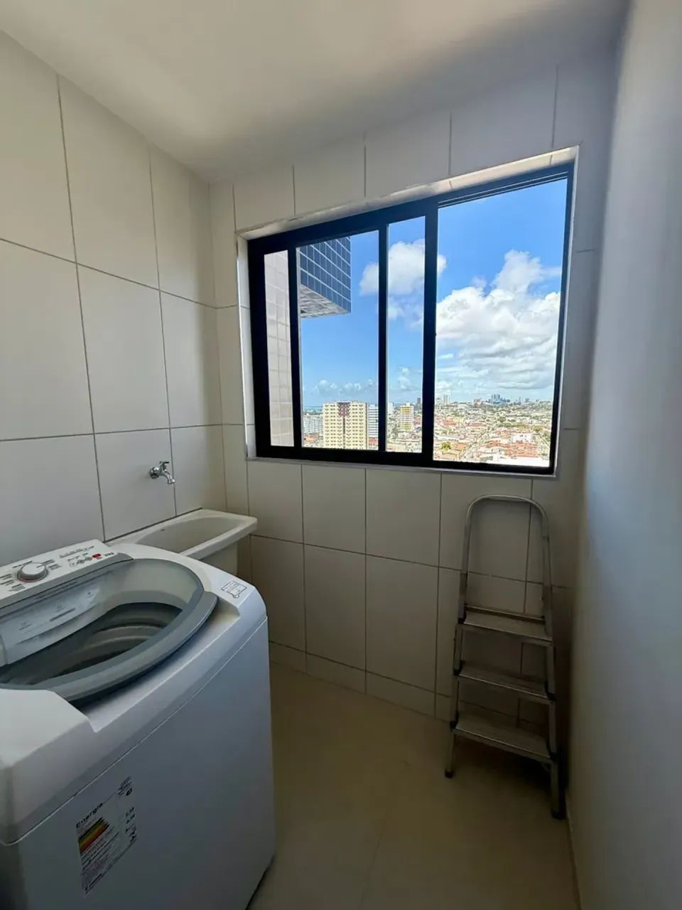 lindo quarto e sala mobiliado na ponra verde - Foto 4