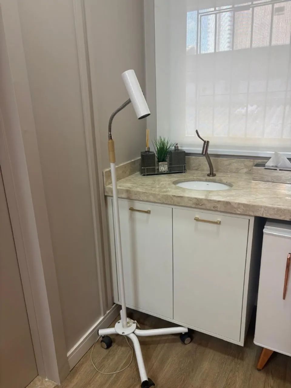Foco Clínico de Pedestal com Haste Flexível