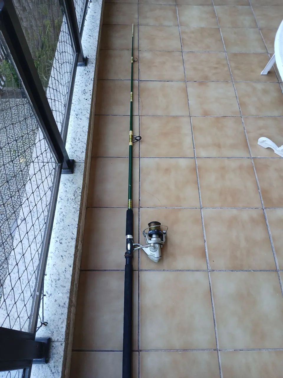 Vara pesca com molinete.