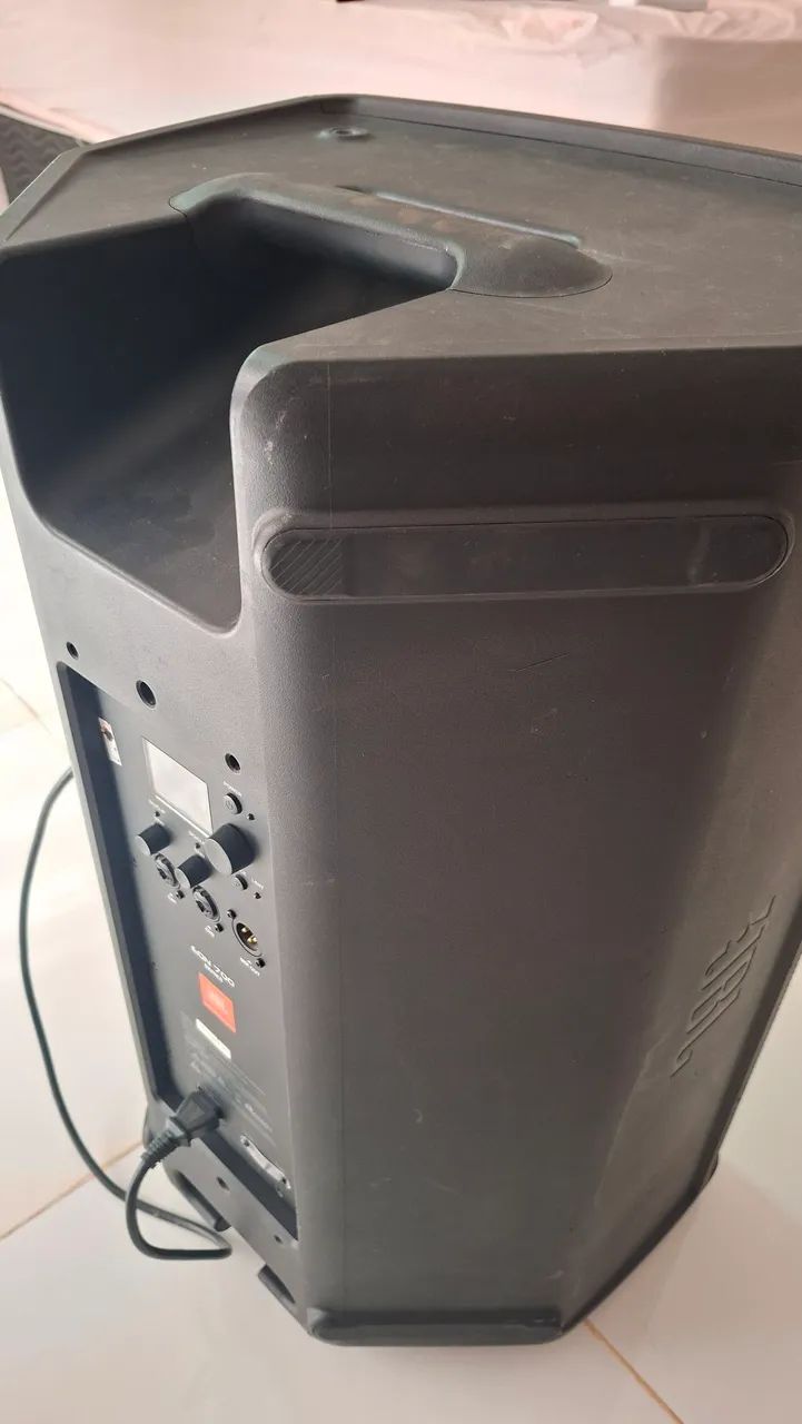Vende-se caixa de som JBL eon 715 profissional  - Foto 2