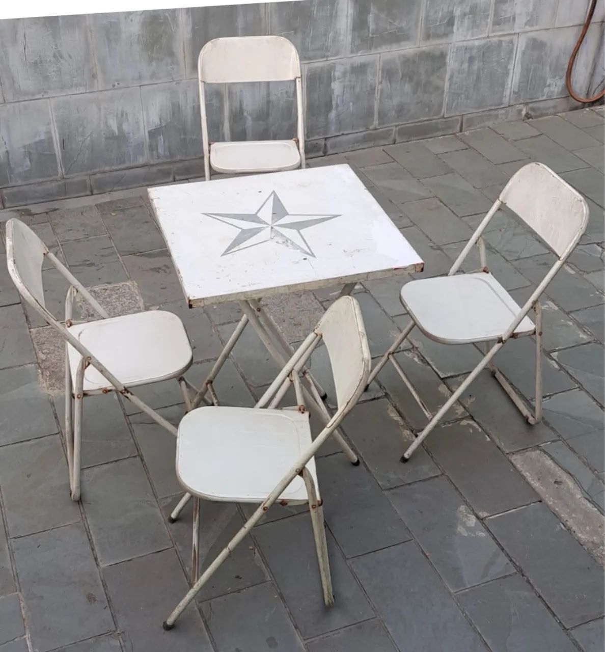 Mesa de metal com 4 cadeiras 