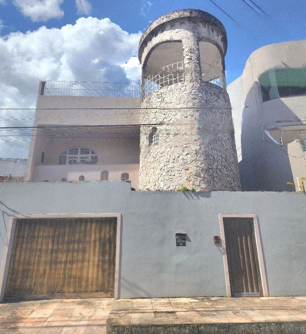 VENDO CASA COM TERRAÇO PROXIMO AO HANGAR