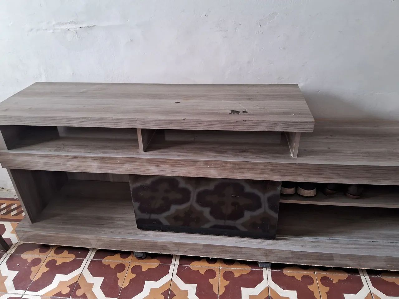 Rack para TV com Nichos, Porta de Correr e Rodinhas - Foto 2