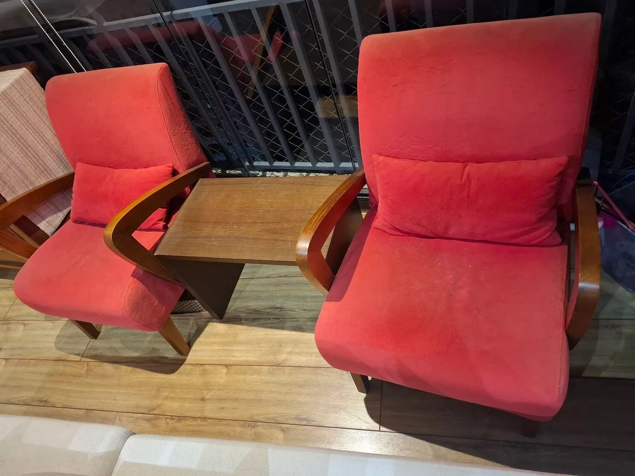 Poltronas Retrô em tecido com braços e estruturas reforçadas de madeira naciça469163566401464322