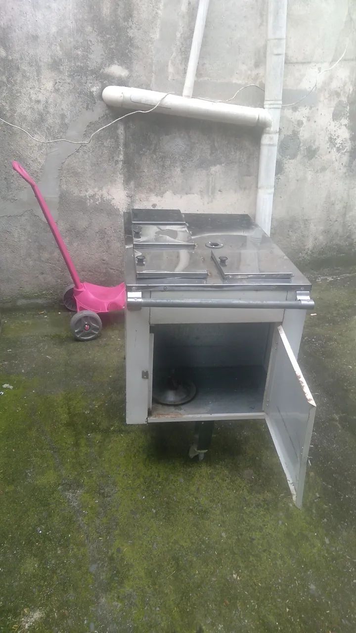 Vendo carrinho de cachorro quente  tem rodinhas em um bom estado