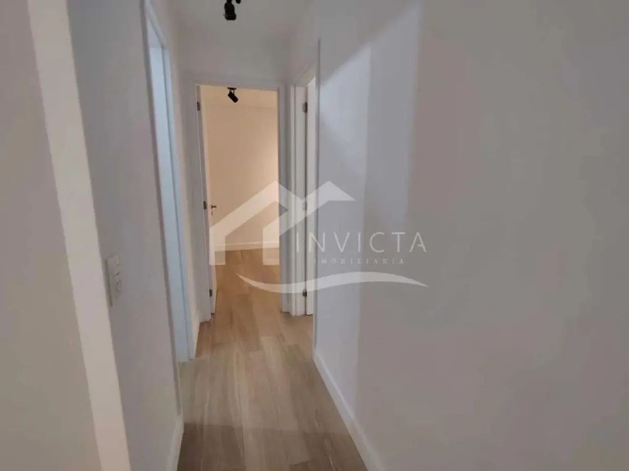 Excelente apartamento totalmente reformado em prédio completo - Foto 2