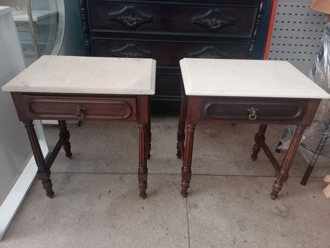 Par de mesas de cabeceira colonial com tampo de mármore  - Foto 4