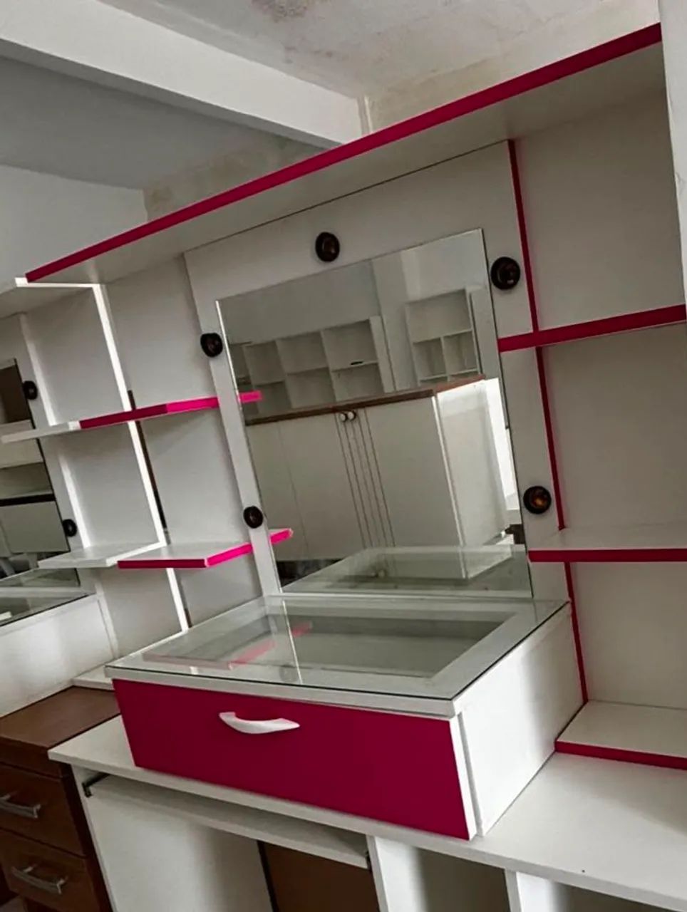 Camarim suspenso com detalhes rosa 100% mdf