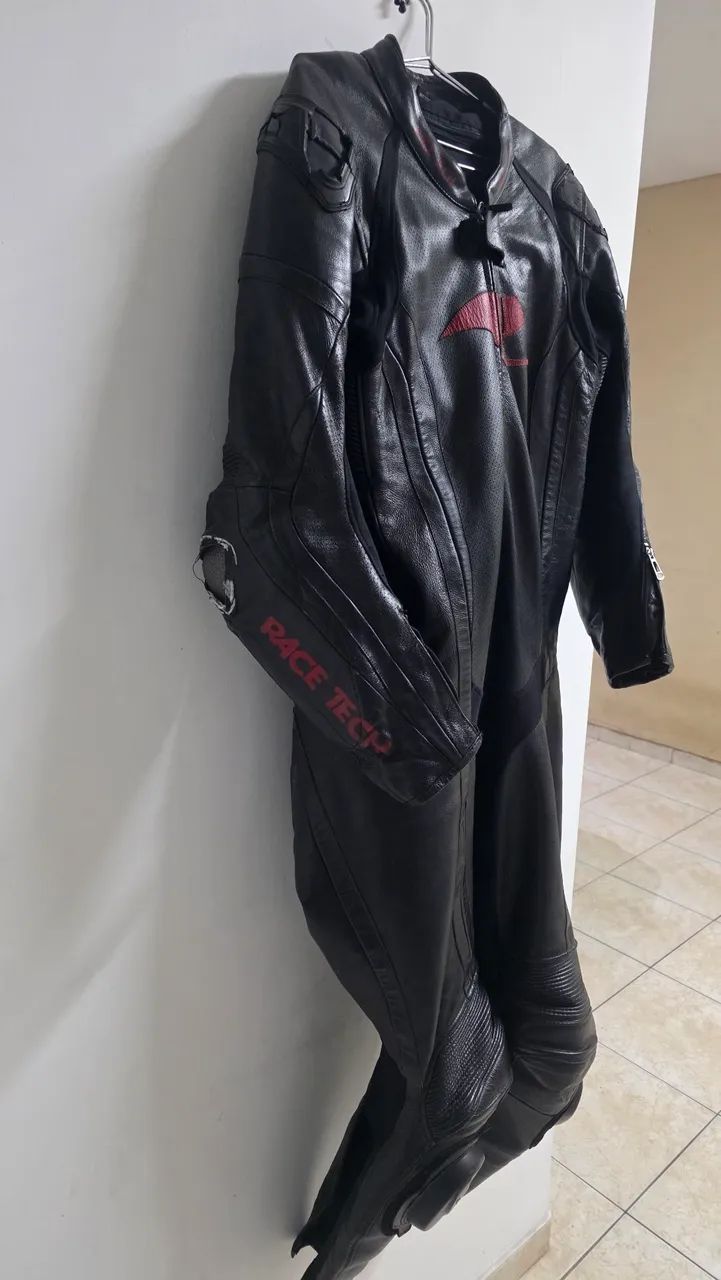 Vendo macacão Race Tech tamanho 58 ( difícil de achar esse tamanho), em couro legítimo  - Foto 4