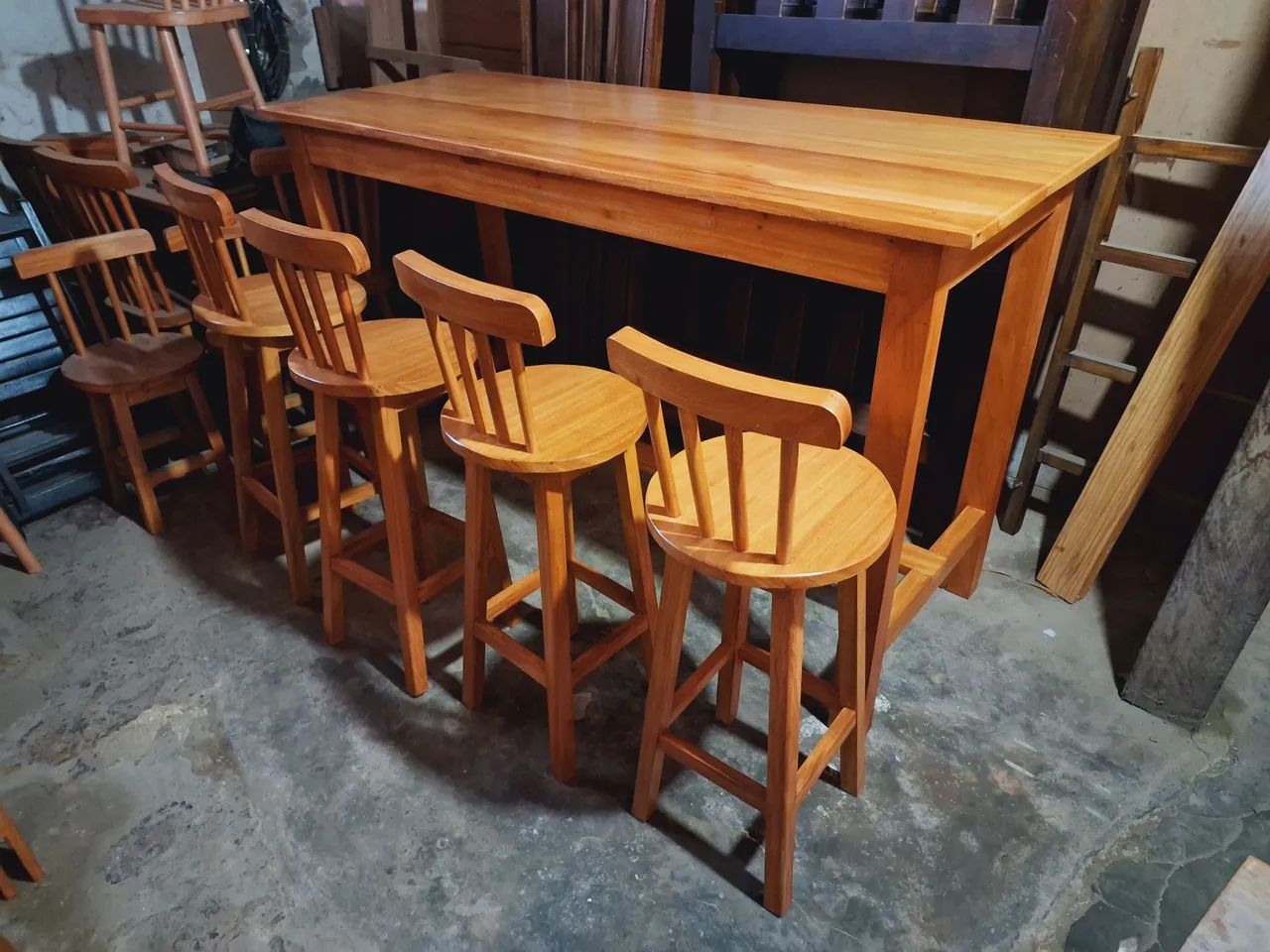 Bancada alta com 6 banquetas de madeira maciça - Foto 4