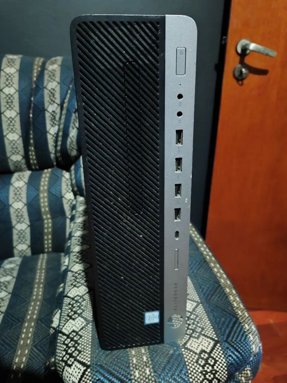 Computador Desktop HP EliteDesk - Compacto, Rápido e Ideal para Empresas