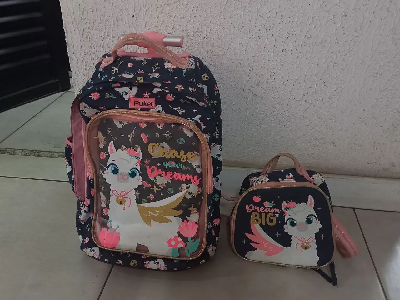 Mochila infantil usada com rodinhas + lancheira marca PUKET